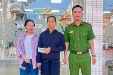 Tài khoản nhận 50 triệu đồng, bà lão sợ mắc bẫy lừa đảo nên báo công an