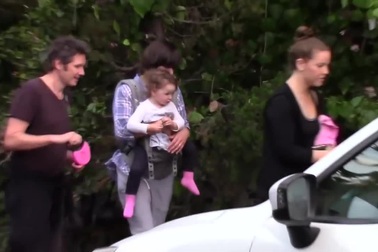 Milla Jovovich hạnh phúc bên gia đình