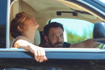 Jennifer Lopez "cực ngầu" lúc tắc đường, Ben Affleck không thể rời mắt