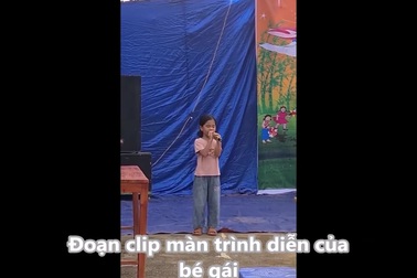 Bé gái với giọng hát trong trẻo khiến nhiều người kinh ngạc