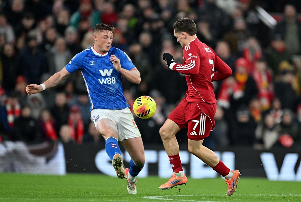 Liverpool may mắn hòa Sunderland nhờ pha phản lưới cuối trận - 1