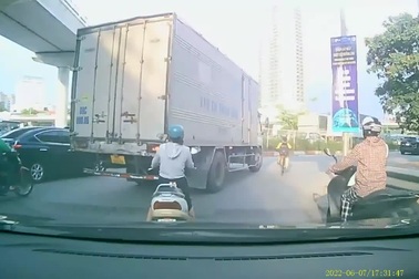 Cậu bé suýt gặp tai nạn giao thông nguy hiểm và lời cảnh báo các phụ huynh