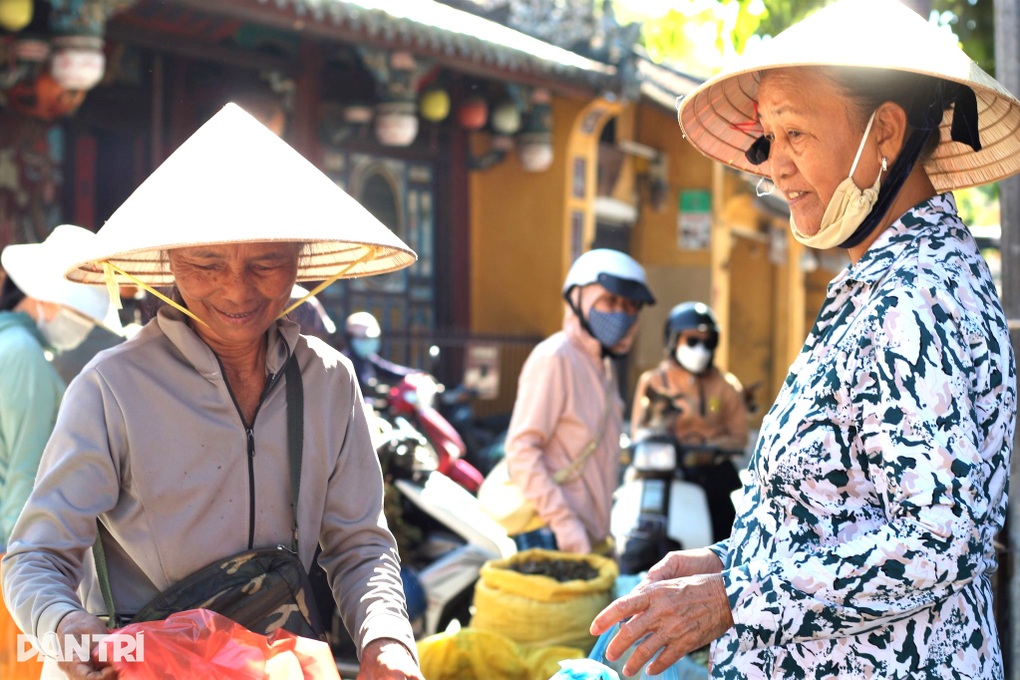 Cụ bà U70 vẫn băng rừng, lội suối hái lá thuốc bán ngày Tết Đoan Ngọ - 2 Cụ bà U70 vẫn băng rừng, lội suối hái lá thuốc bán ngày Tết Đoan Ngọ - 2