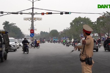 Bến xe vắng khách, cửa ngõ Thủ đô thông thoáng chiều ngày cuối năm 2021