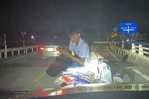 Chặn xe máy, ép chuyển 1 triệu: Có dấu hiệu cướp tài sản?