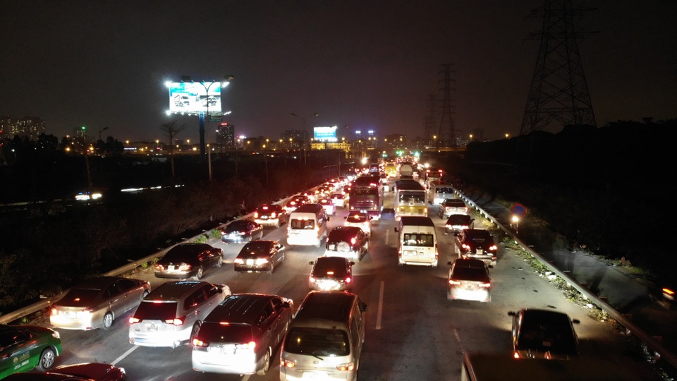 Hà Nội: Đường Vành đai 3 ùn tắc nghiêm trọng từ chiều đến đêm - 5 Hà Nội: Đường Vành đai 3 ùn tắc nghiêm trọng từ chiều đến đêm - 5