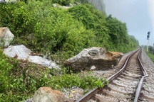 Tảng đá lớn từ trên núi lăn xuống đường sắt Bắc - Nam, tàu hỏa ách tắc