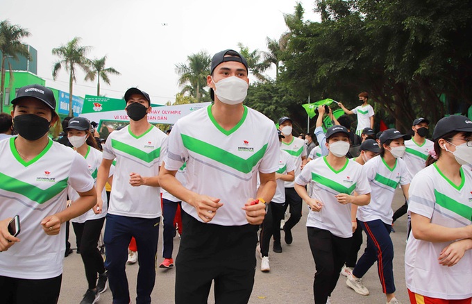 Các vận động viên chạy hưởng ứng Ngày chạy Olympic vì sức khỏe toàn dân năm 2022.