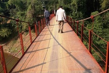 Sửa cầu treo cũ nát khiến dân “đánh cược” tính mạng qua sông sau phản ánh của báo Dân trí!