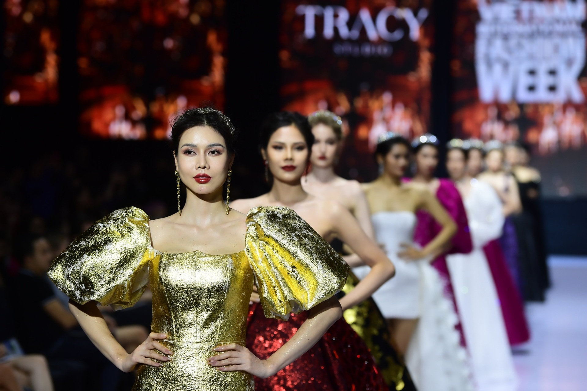 Mãn nhãn trước những thiết kế váy hoàng hậu của nhà mốt Việt - 13 Mãn nhãn trước những thiết kế váy hoàng hậu của nhà mốt Việt - 13