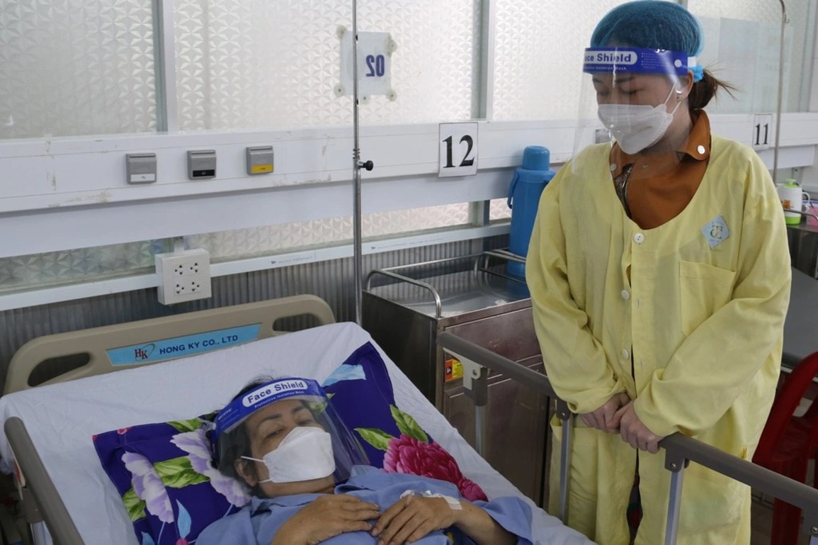 Cô gái phục vụ bàn khóc nghẹn cầu xin những tấm lòng nhân ái cứu mạng mẹ - 1 Cô gái phục vụ bàn khóc nghẹn cầu xin những tấm lòng nhân ái cứu mạng mẹ - 1