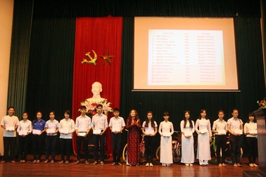 Trao hơn 280 suất quà khuyến học nhân kỷ niệm sinh nhật Bác Hồ