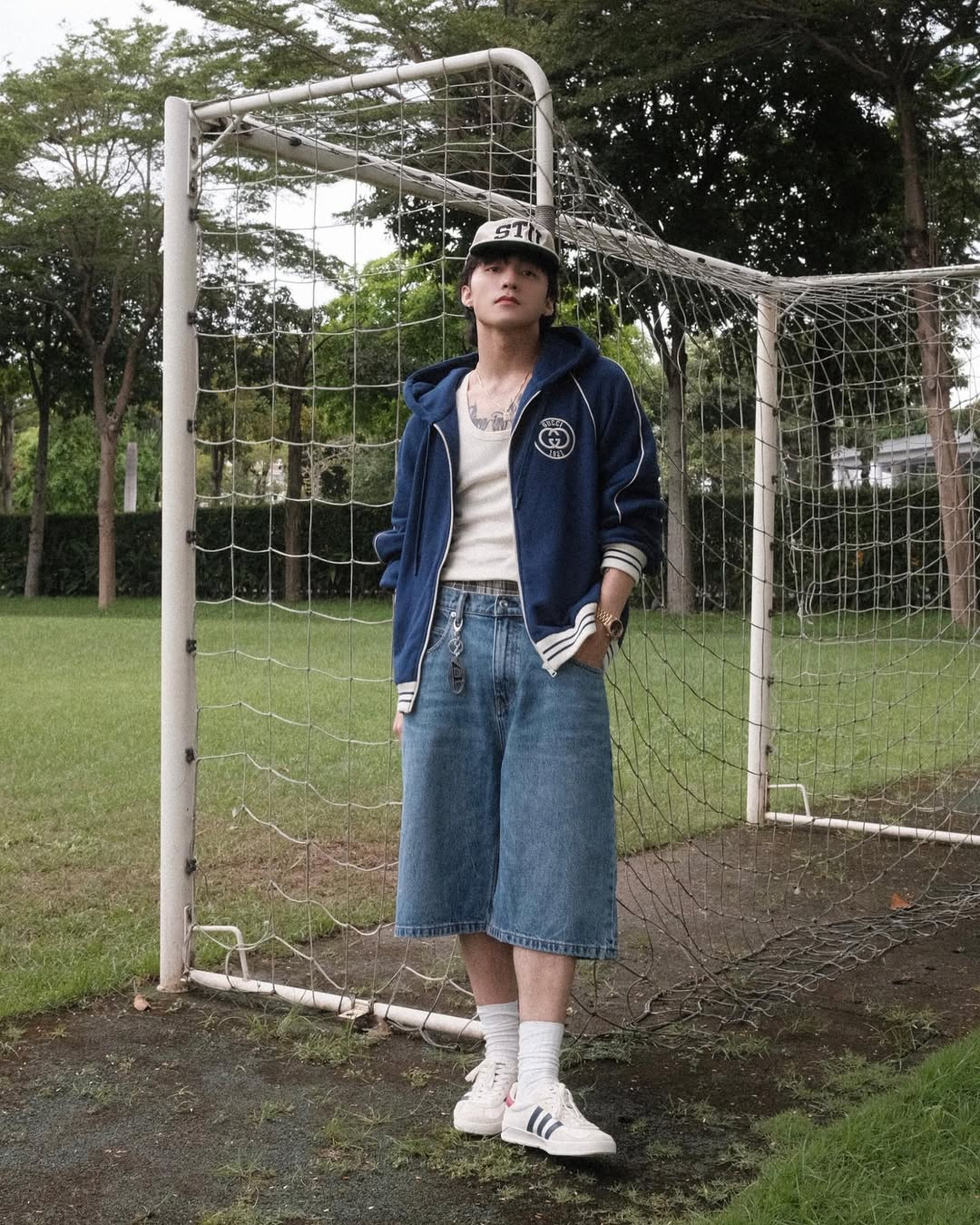 Sơn Tùng M-TP phối đồ cực chất với kiểu quần jeans kén người mặc - 11 Sơn Tùng M-TP phối đồ cực chất với kiểu quần jeans kén người mặc - 11