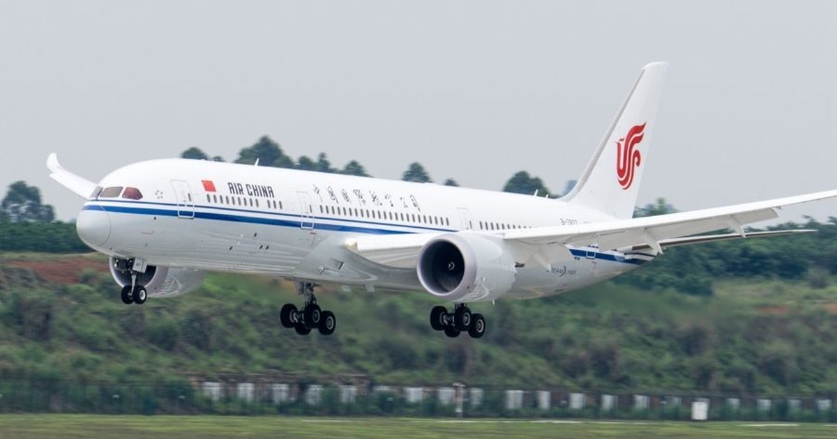 Air china 747. Air china boeing 747-8. Боинг 747 салон бизнес класс. Самолёт air china 747. Boeing 777-300 air china бизнес класс.