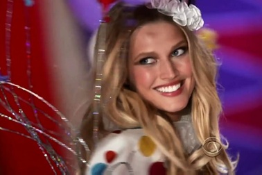 Toni Garrn trình diễn cho Victoria's Secret