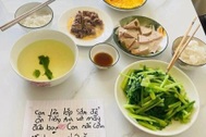 Sau ngày đi làm mệt mỏi, bố mẹ ở TPHCM sững người thấy tờ giấy trên mâm cơm