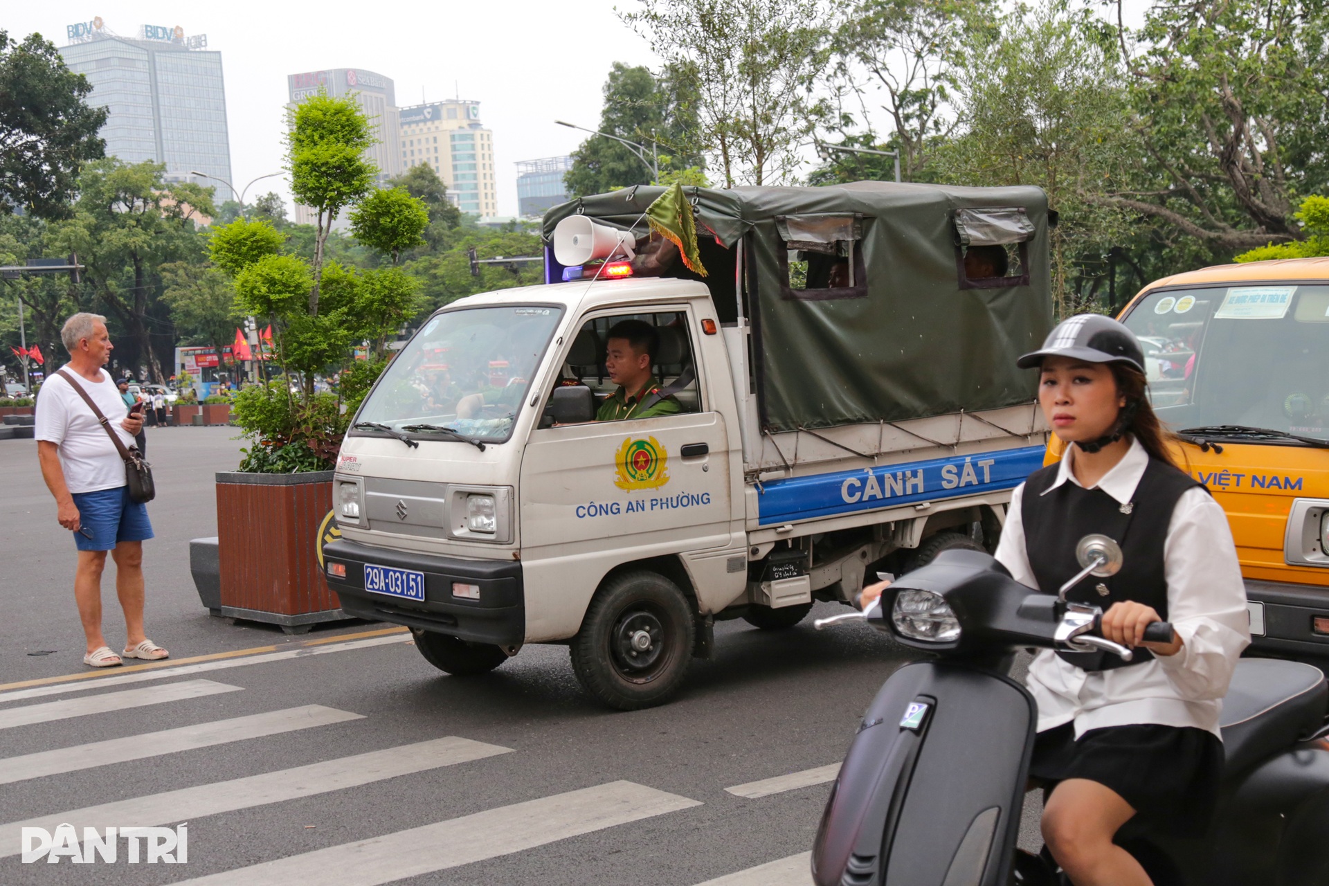Cảnh sát phát loa, phân luồng tại Quảng trường Đông Kinh - Nghĩa Thục - 5 Cảnh sát phát loa, phân luồng tại Quảng trường Đông Kinh - Nghĩa Thục - 5