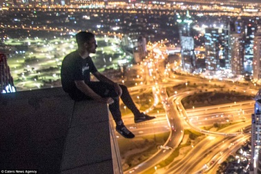 Thót tim cảnh nam thanh niên "đùa giỡn với tử thần" trên tòa cao ốc 43 tầng