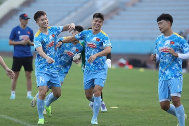 HLV Kim Sang Sik nhận tin vui, Duy Mạnh đeo băng đội trưởng