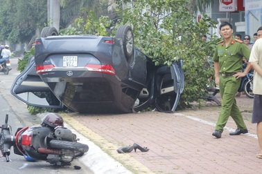 Xe 4 chỗ treo lơ lửng trên cành cây ở Vũng Tàu