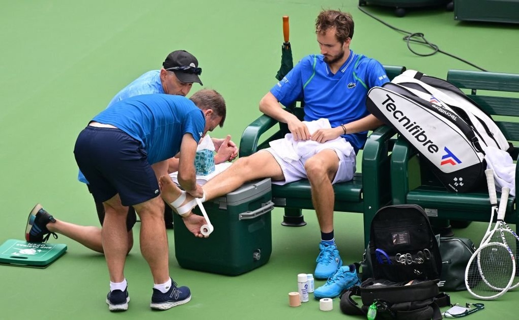 Medvedev, Alcaraz vào tứ kết Indian Wells - 1 Medvedev, Alcaraz vào tứ kết Indian Wells - 1