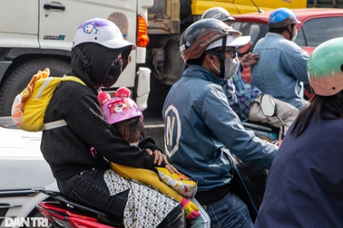 Ngày làm việc cuối năm 2023, các cửa ngõ TPHCM kẹt xe từ trưa