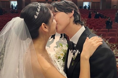 Ngày cưới, tôi bất ngờ nhận ra một sự thật khi đứng trên sân khấu