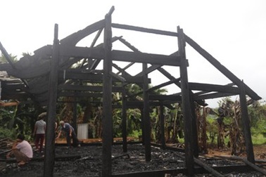 Nhà 3 gian cháy trơ khung