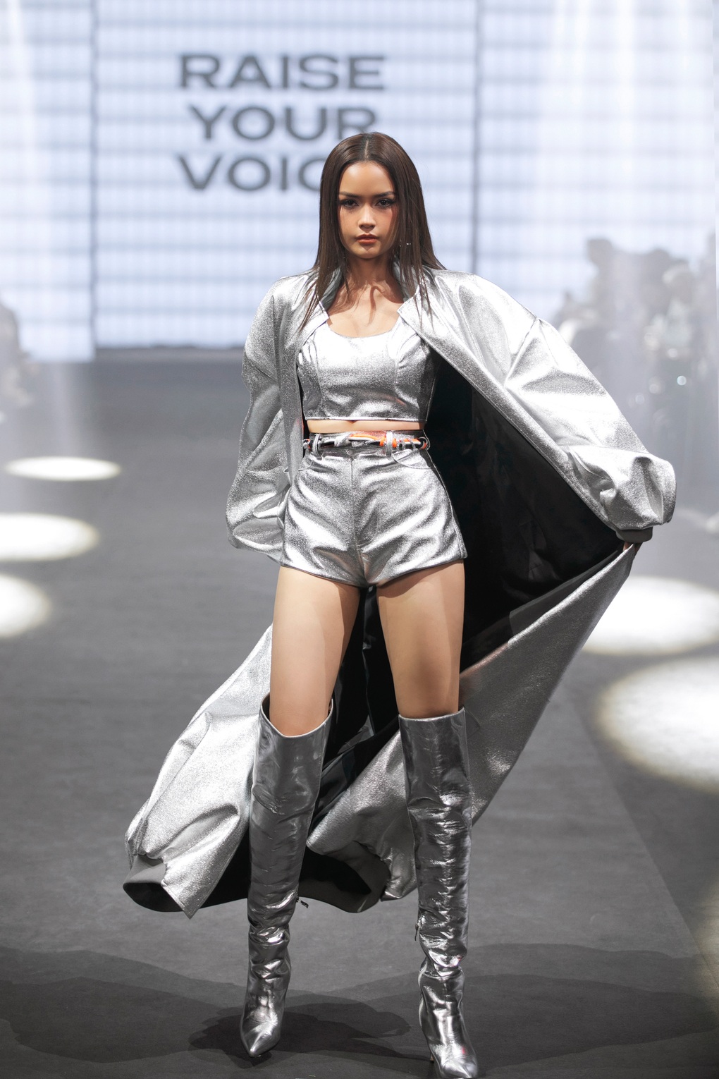 Hoa hậu Ngọc Châu khoe chân dài thẳng tắp, catwalk ấn tượng - 1 Hoa hậu Ngọc Châu khoe chân dài thẳng tắp, catwalk ấn tượng - 1