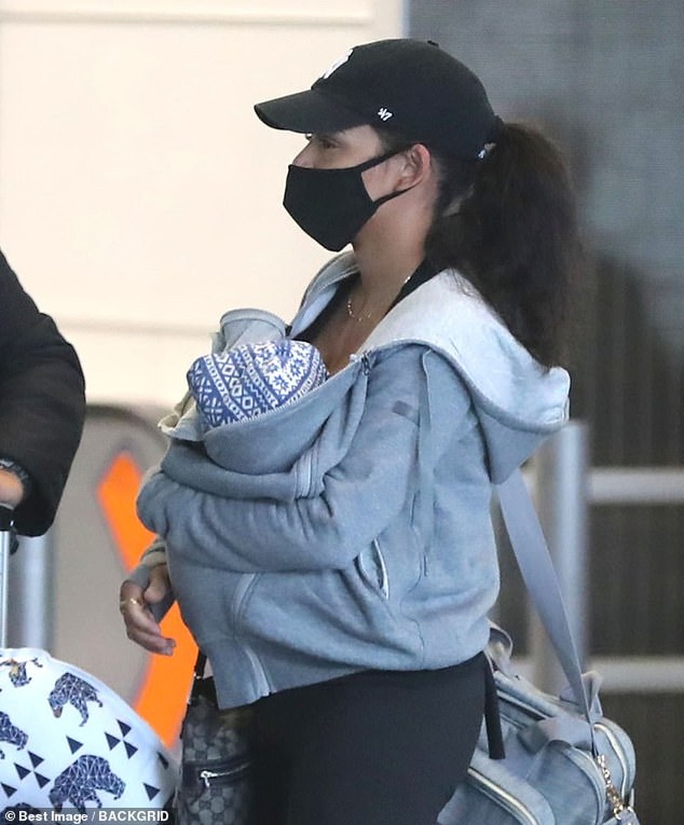 Farrah Abraham đeo khẩu trang đi mua giấy vệ sinh - 6 Farrah Abraham đeo khẩu trang đi mua giấy vệ sinh - 6