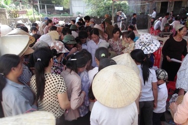 Hàng trăm người dân “vùng thuốc trừ sâu” đi khám sức khỏe