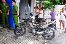 Xe máy đang dừng tự bốc cháy ngùn ngụt