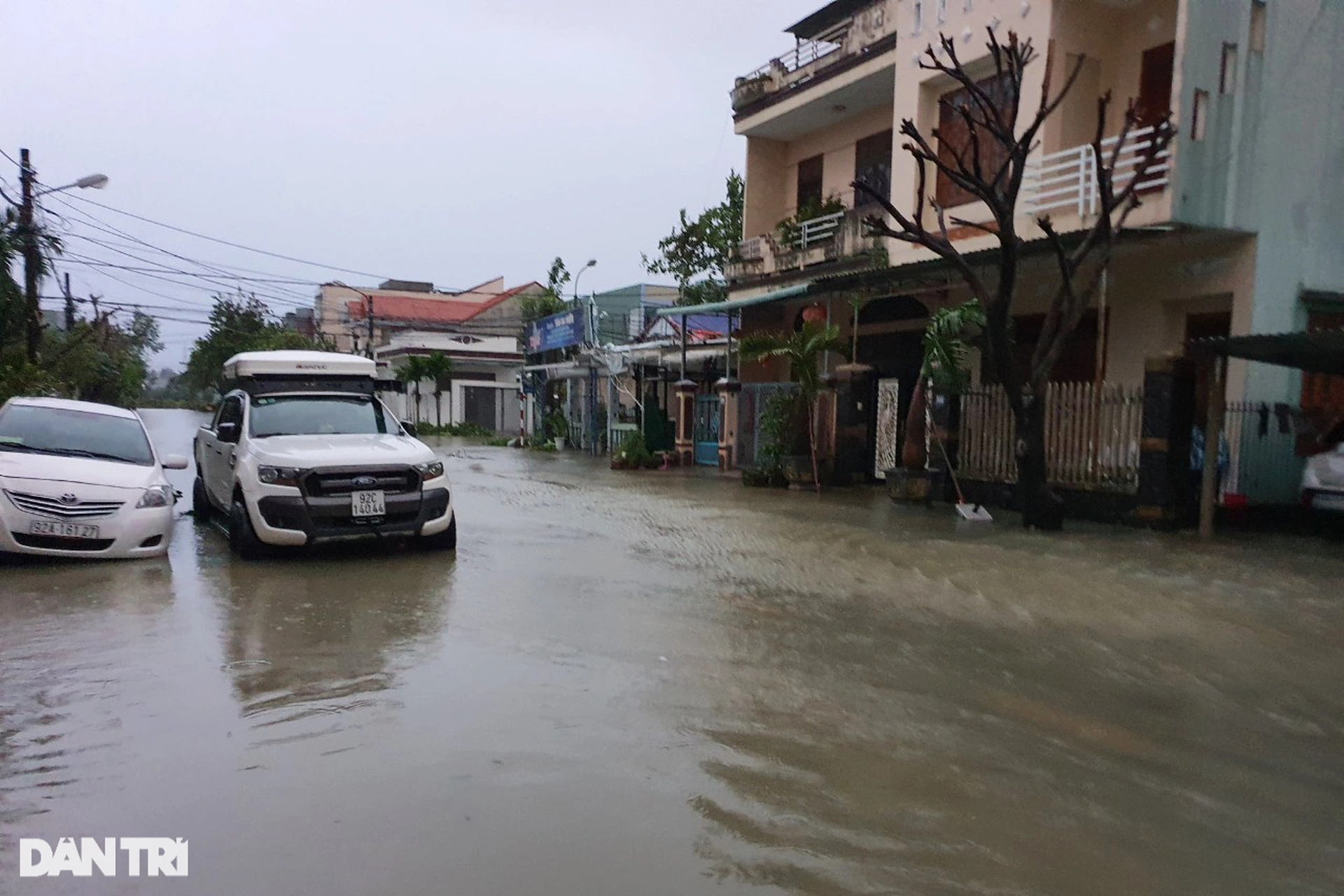 Khung cảnh hoang tàn, tôn bay khắp trời khi bão quét qua TP Đà Nẵng, Hội An - 21 Khung cảnh hoang tàn, tôn bay khắp trời khi bão quét qua TP Đà Nẵng, Hội An - 21