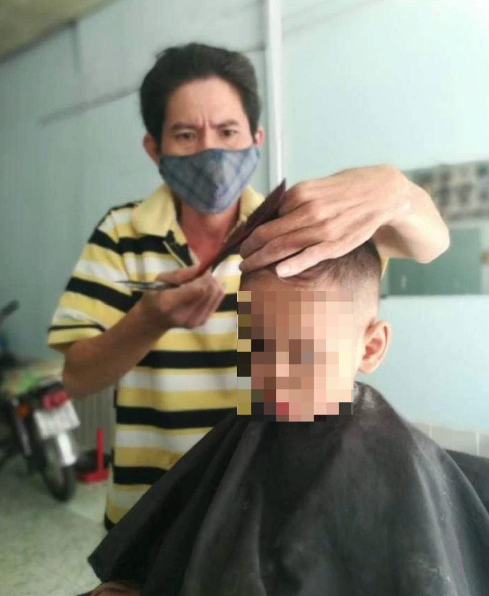 កម្មករកាន់ក្បាលបុរសម្នាក់ទៀតយំ ពេលអនុប្រធានស្រែកថា កាត់វាចោល! - ៤ Thợ nắm đầu người khác phát khóc khi Phó giám đốc hô lớn: Cắt cụt lên! - 4