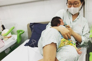 Mẹ trẻ Hà Nội cảnh báo hiểm họa từ thói quen “hôn trẻ” của người lớn