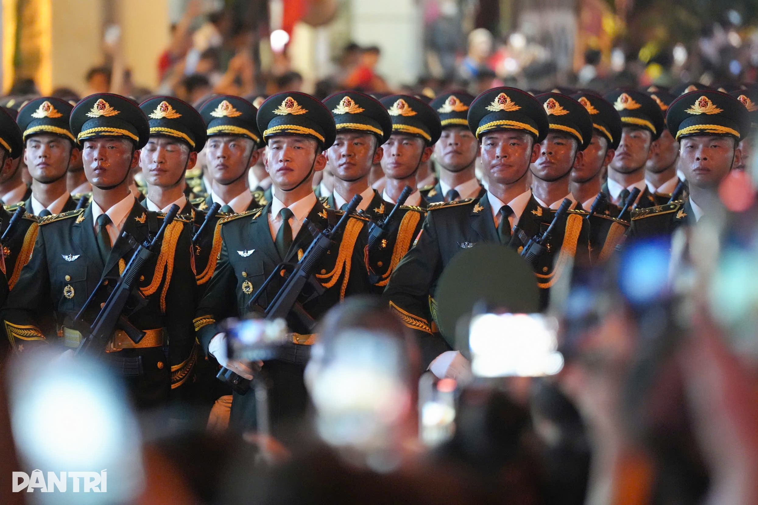 View - Đoàn quân diễu binh trùng trùng như sóng tại buổi sơ duyệt đại lễ 30/4 | Báo Dân trí