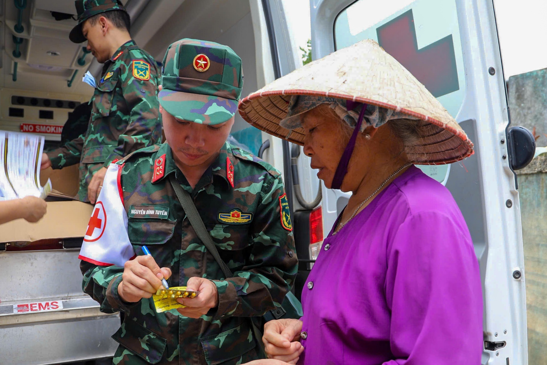 Quân đội phun khử khuẩn, hỗ trợ người dân phòng dịch bệnh sau mưa lũ - 3 Quân đội phun khử khuẩn, hỗ trợ người dân phòng dịch bệnh sau mưa lũ - 3