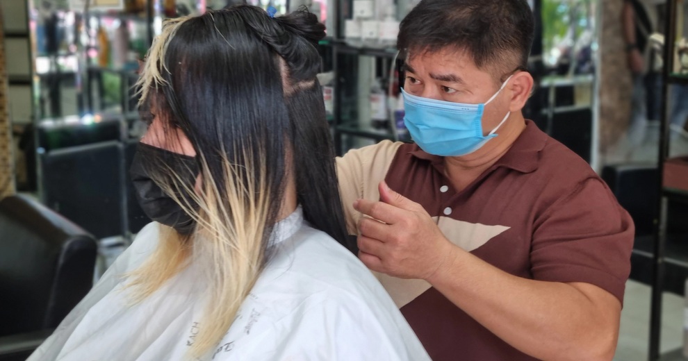 Người dân Đà Nẵng phấn khởi đi cắt tóc sau 2 tháng giãn cách xã hội - 1 Người dân Đà Nẵng phấn khởi đi cắt tóc sau 2 tháng giãn cách xã hội - 1