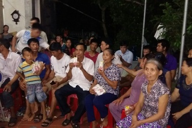 Gia đình Công Phượng cổ vũ U22 Việt Nam bằng hành động ý nghĩa