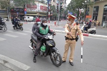 Không đội mũ bảo hiểm bị CSGT xử lý, tài xế xe ôm công nghệ nói do đau đầu