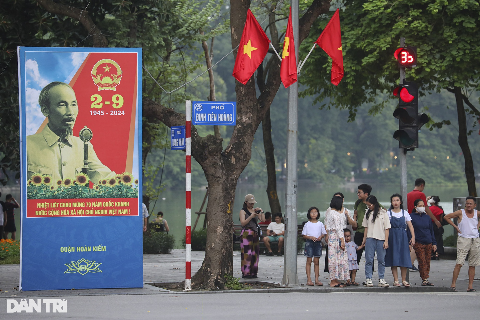 Hà Nội rực rỡ cờ hoa chào mừng Cách mạng Tháng Tám và Quốc khánh 2/9 - 12 Hà Nội rực rỡ cờ hoa chào mừng Cách mạng Tháng Tám và Quốc khánh 2/9 - 12