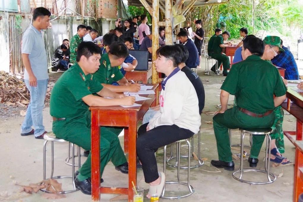 Bộ đội Biên phòng Tây Ninh giải cứu 8 người bị bán sang Campuchia - 1 Bộ đội Biên phòng Tây Ninh giải cứu 8 người bị bán sang Campuchia - 1