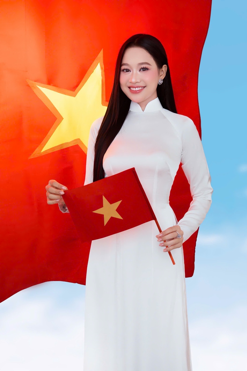 Nhan sắc trong veo của hoa hậu sinh năm 2005 tại lễ diễu binh - 2 Nhan sắc trong veo của hoa hậu sinh năm 2005 tại lễ diễu binh - 2