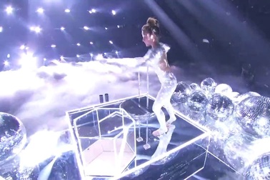 Cô gái tuổi teen uốn dẻo như “người không xương”