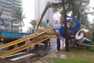 Cổng chào ven biển Đà Nẵng đổ sập trong bão