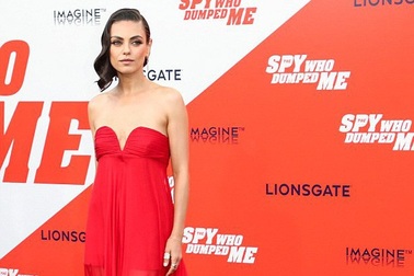 Mila Kunis tái xuất xinh đẹp