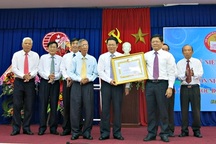 Hội Khuyến học Đà Nẵng đón Huân chương Lao động hạng Nhì