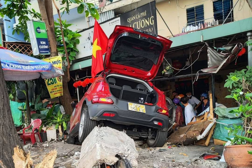 Xe taxi tông vào quán cà phê ở TPHCM, một người bị thương - 1 Xe taxi tông vào quán cà phê ở TPHCM, một người bị thương - 1