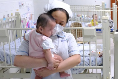 Sinh rớt tại nhà, thương bé gái ở TPHCM bị mẹ nhẫn tâm chối bỏ