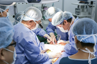 Bóc khối u hơn 1,7kg chèn ép vùng cổ cụ bà 81 tuổi